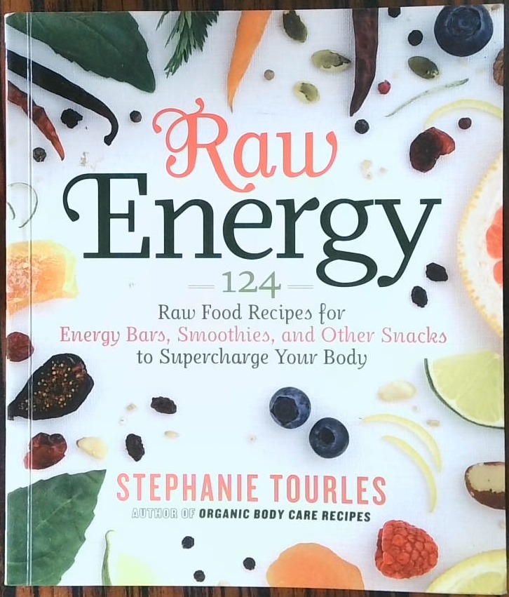 Raw energy: 124 Raw food recipies for energy bars, smoothies and other snacks to supercharge your body