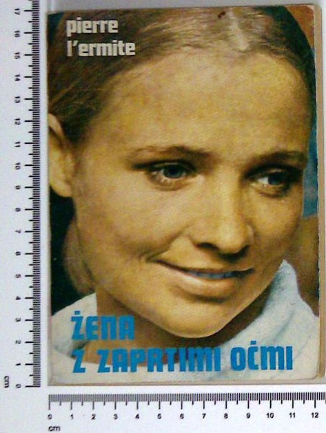 Žena z zaprtimi očmi
