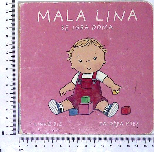 Mala Lina se igra doma